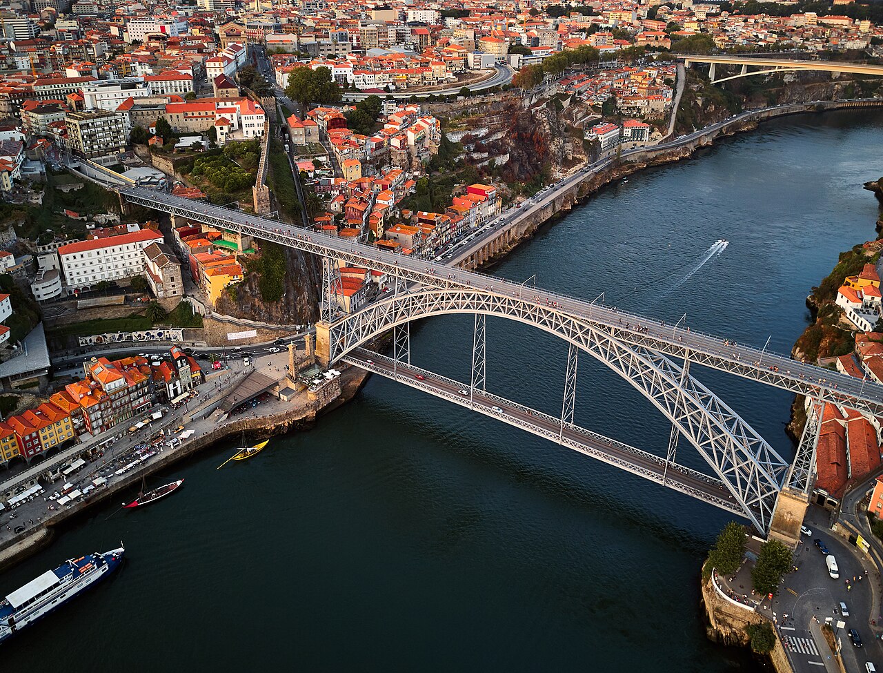 The Dom Luís I bridge between Porto and Vila Nova de Gaia
